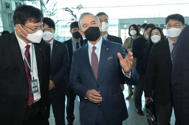 한미 항공 노선의 안정적 운항을 위해 미국행 출국 검역 등이 본격 적용된 지난 11일 해리 해리스 주한미국대사가 인천국제공항 2터미널 3층 1단계 발열체크 현장에서 구본환 인천국제공항공사 사장과 대화하고 있다.