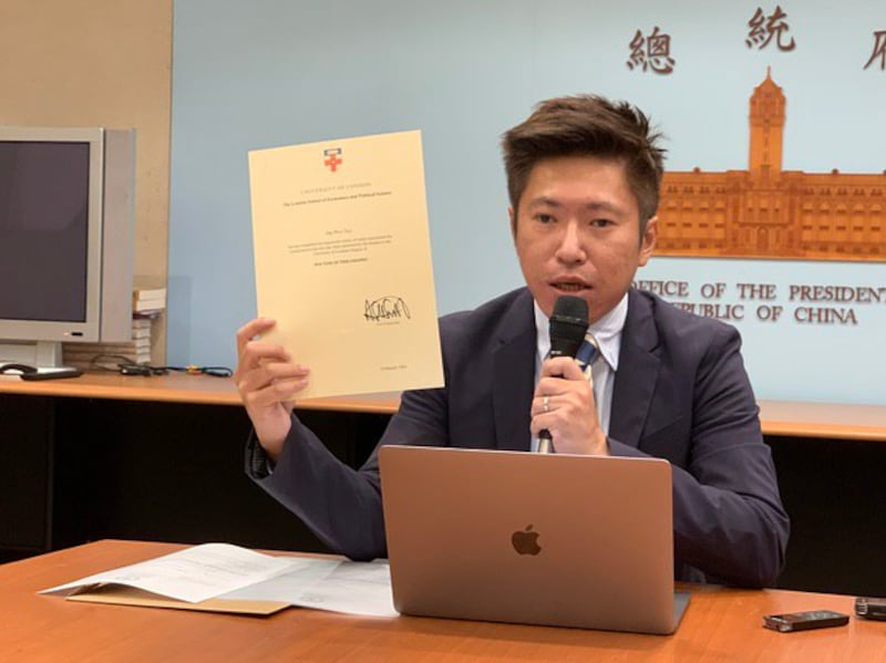 总统府发言人张惇涵召开记者会，并出示蔡英文学位证明书。(记者 黄春梅摄)