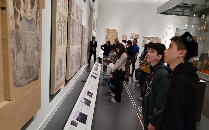 گېرمانىيە پايتەختى بېرلىندا «ئۆتمۈشكە قايتىش» پائالىيىتىگە قاتناشقان ئۆسمۈرلەر. 2023-يىلى ئاپرېل، گېرمانىيە.