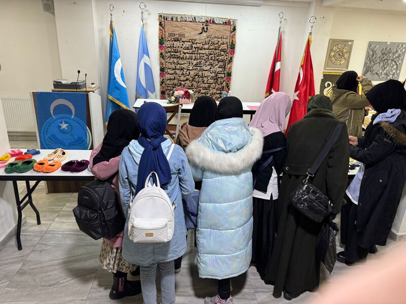 ئىستانبۇلدا ئېچىلغان ئۇيغۇر قول-ھۈنەر سەنئىتى يەرمەنكىسىدىن كۆرۈنۈشلەر. 2023-يىلى 6-يانۋار، ئىستانبۇل