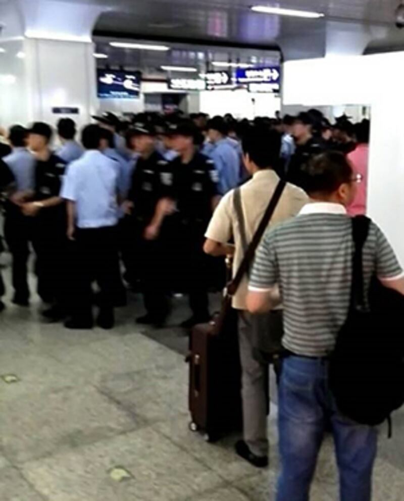 “東田怡豐城”屋苑業主，乘地鐵到市政府抗議時，於地鐵站內與警方發生衝突。(相片由目擊者提供)