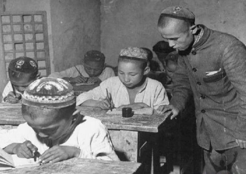1950-يىللاردىكى ئۇيغۇر مەكتەپلىرىدە بىلىم ئېلىۋاتقان ئۇيغۇر ئۆسمۈرلەر.