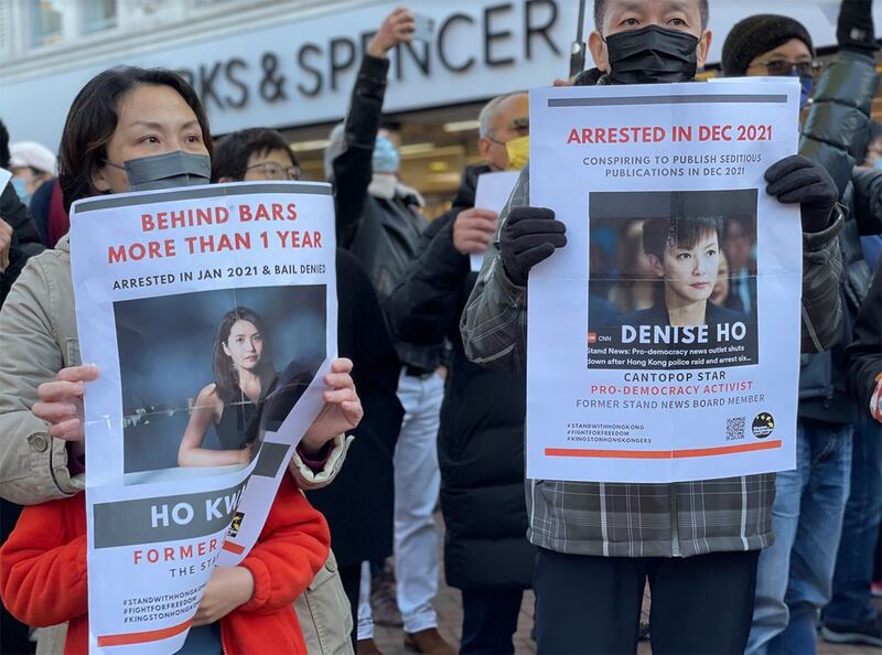 参加者带同抗争旗帜及自制中英文海报到场，包括印有前《立场新闻》记者何桂蓝、香港歌手何韵诗肖像的文宣，呼吁释放被捕人士。(呂熙攝)