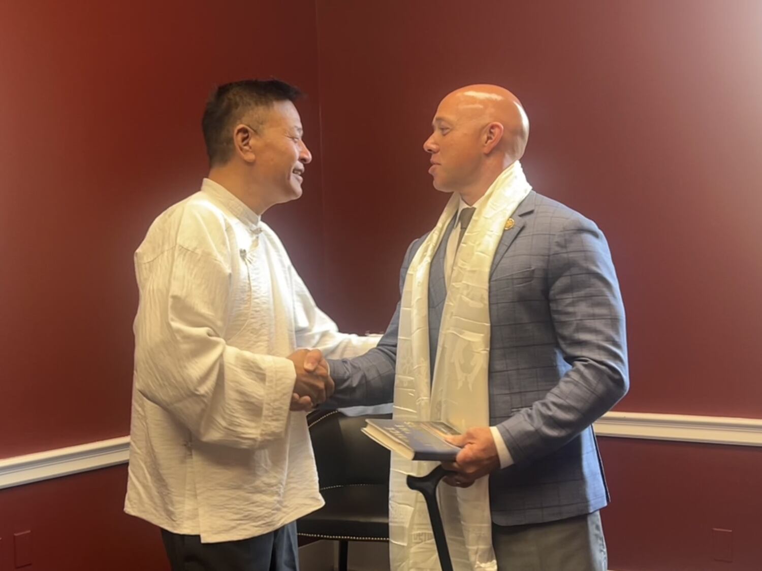 སྲིད་སྐྱོང་མཆོག་དང་ཨ་རིའི་གྲོས་ཚོགས་ཀྱི་ཕྱི་འབྲེལ་ལས་དོན་ཚོགས་ཆུང་གི་ཚོགས་གཙོ་ (Brian Mast) རྣམ་གཉིས་ཐུག་འཕྲད་སྐབས། ༢༠༢༥།༠༤།༣༠ ཉིན།