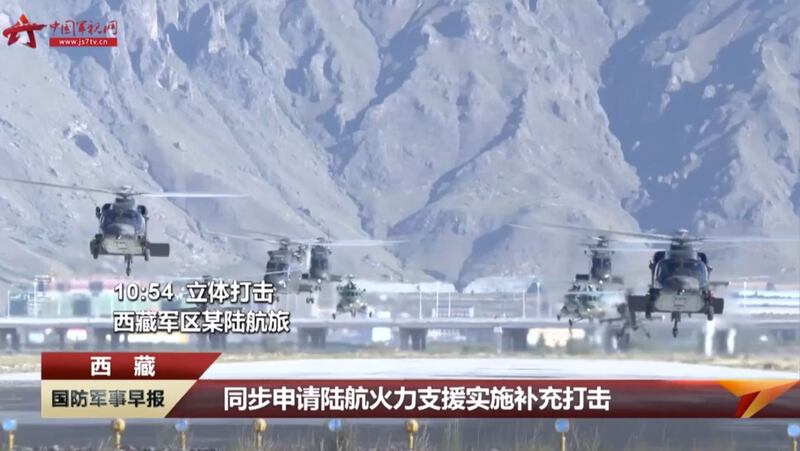 中国解放军在西藏军演。(中国国防部新闻视频截图)