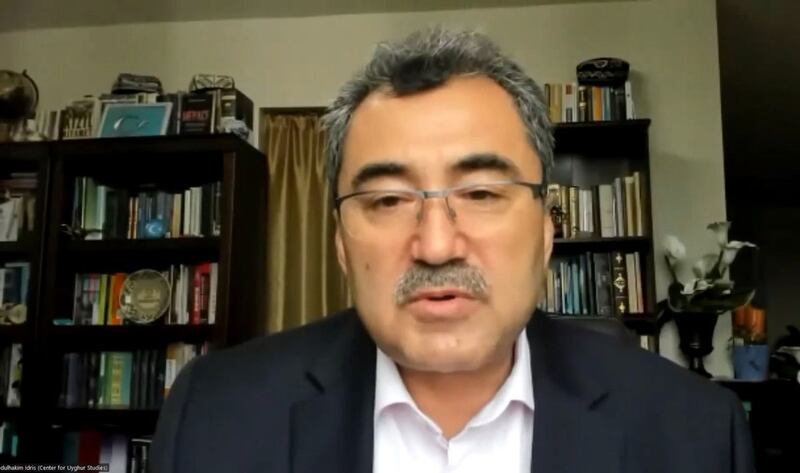 ئامېرىكادىكى ئۇيغۇر تەتقىقات مەركىزىنىڭ ئىجرائىيە دىرېكتورى ئابدۇلھاكىم ئىدرىس ئەپەندى «خىتايدىكى ‹ئىسلامدىن قورقۇش› ۋە مۇسۇلمان دۆلەتلەرنىڭ ئۇنىڭغا تۇتقان پوزىتسىيىسى» ناملىق دوكلاتنى ئېلان قىلىش يىغىنىدا سۆز قىلماقتا. 2023-يىلى 29-ئاپرېل.