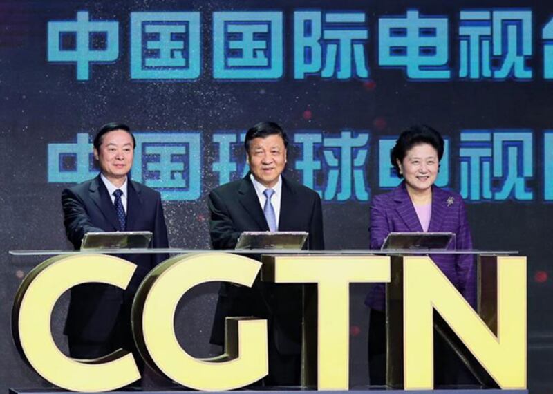 2016年12月31日，中國環球電視網（CGTN）成立，時為中共政治局常委的前中宣部部長劉雲山（中）、時任國務院副總理的劉延東（右）出席開播儀式，並傳遞習近平指示，要求中國環球電視網「講好中國故事」。（中國國務院官網截圖）