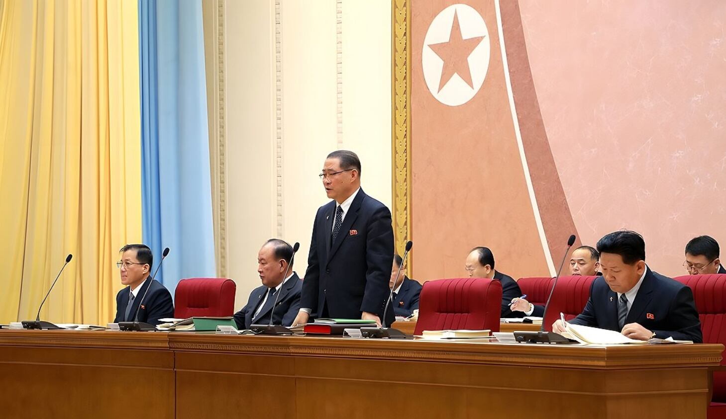 박태성 북한 내각총리 주재로 지난 13~14일 당 중앙위원회 제8기 제11차 전원회의 결정 관철을 위한 내각당위원회 전원회의 확대회의가 진행됐다고 조선중앙통신이 15일 보도했다.