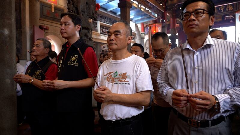 慧聚天后宫负责人、台商孙德聪（右二）抵达高雄旗津天后宫参香（记者李宗翰摄）