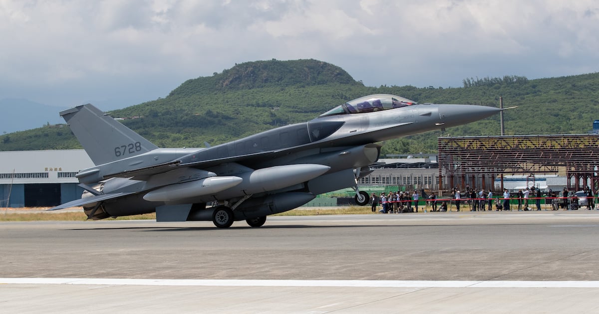 台湾新购F-16战机 首批两架飞抵台东