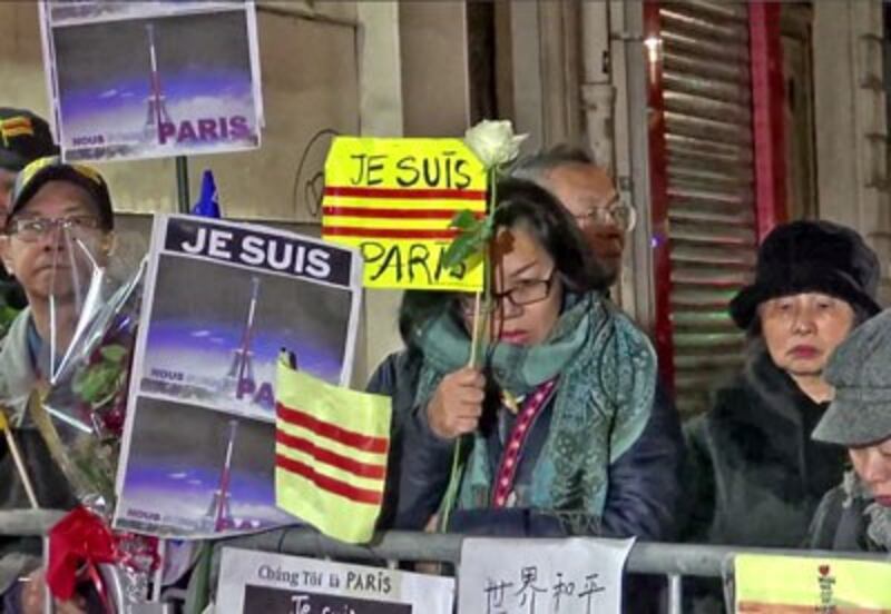 Người Việt tổ chức tưởng niệm nạn nhân khủng bố tại Paris chiều tối 16/11/2015. RFA