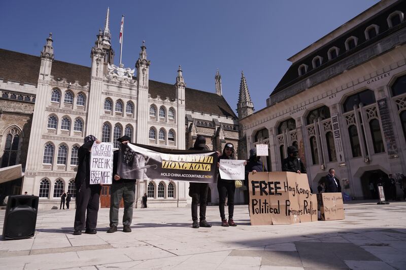 英國時間周一(17日)中午,有港人手持標語在倫敦市政廳(Guildhall)外向許正宇示威,要求取回其強積金。(石頭 攝)