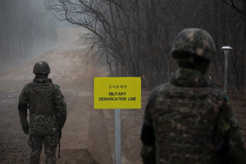 비무장지대(DMZ) 철원 지역에서 한국군 장병들이 군사분계선(MDL) 앞에 서 있다.