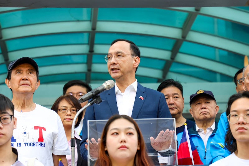 國民黨主席朱立倫(中)和前總統馬英九(左)因預知賴清德在雙十慶祝活動演講中提及「新兩國論」拒絕出席。(國民黨提供)