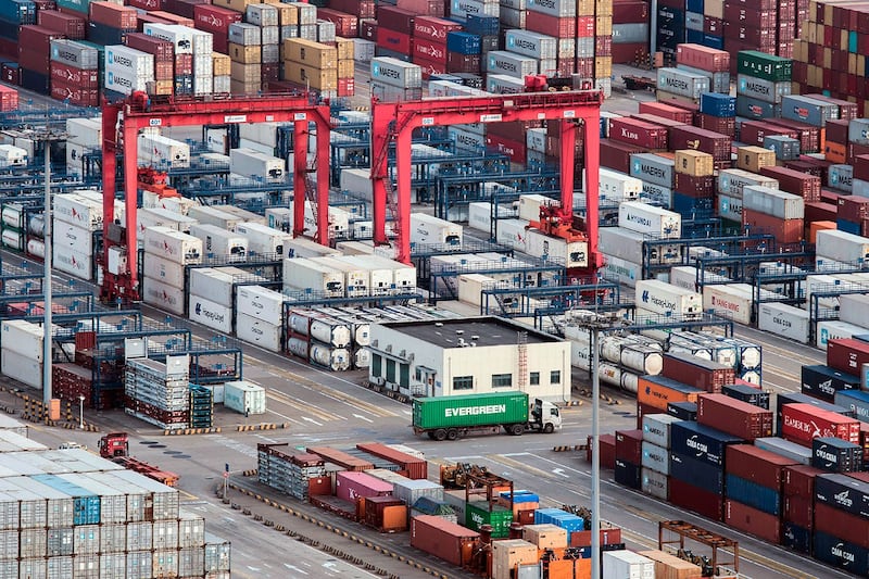 2019年5月27日,上海市统计局对外发布上一个月的外贸进出口数据表明,4月份上海出口总额为九百多亿元,下降了11.7%。图为上海洋山深水港口集装箱。(资料图/美联社)