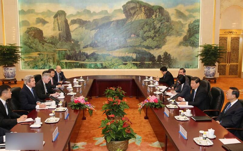 2015年5月17日,前美國國務卿克里訪華,雙方會談時,習近平跟克里就是平排對坐。(路透社資料圖片)