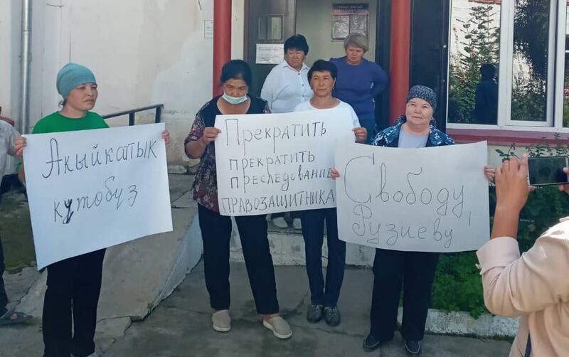 كامىلجان روزىيېفنىڭ سوت سىرتىدىكى قوللىغۇچىلىرى