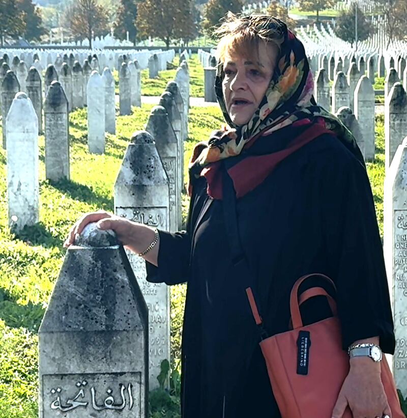 سامانتا فاخرۇددىن خانىم «سېربرېنىسا ئىرقىي قىرغىنچىلىقى خاتىرە مەركىزى زاراتگاھلىقى» ئىنىسىنىڭ قەبرىسىنى يوقلاش ئۈچۈن كەلگەن كۆرۈنۈش. 2024-يىلى ئۆكتەبىر، سارايېۋو