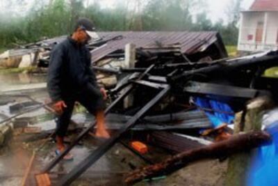 Nhà sập tại thành phố Đà Nẵng sau cơn bão số 11. Ảnh chụp sáng 15/10/2013. AFP photo 