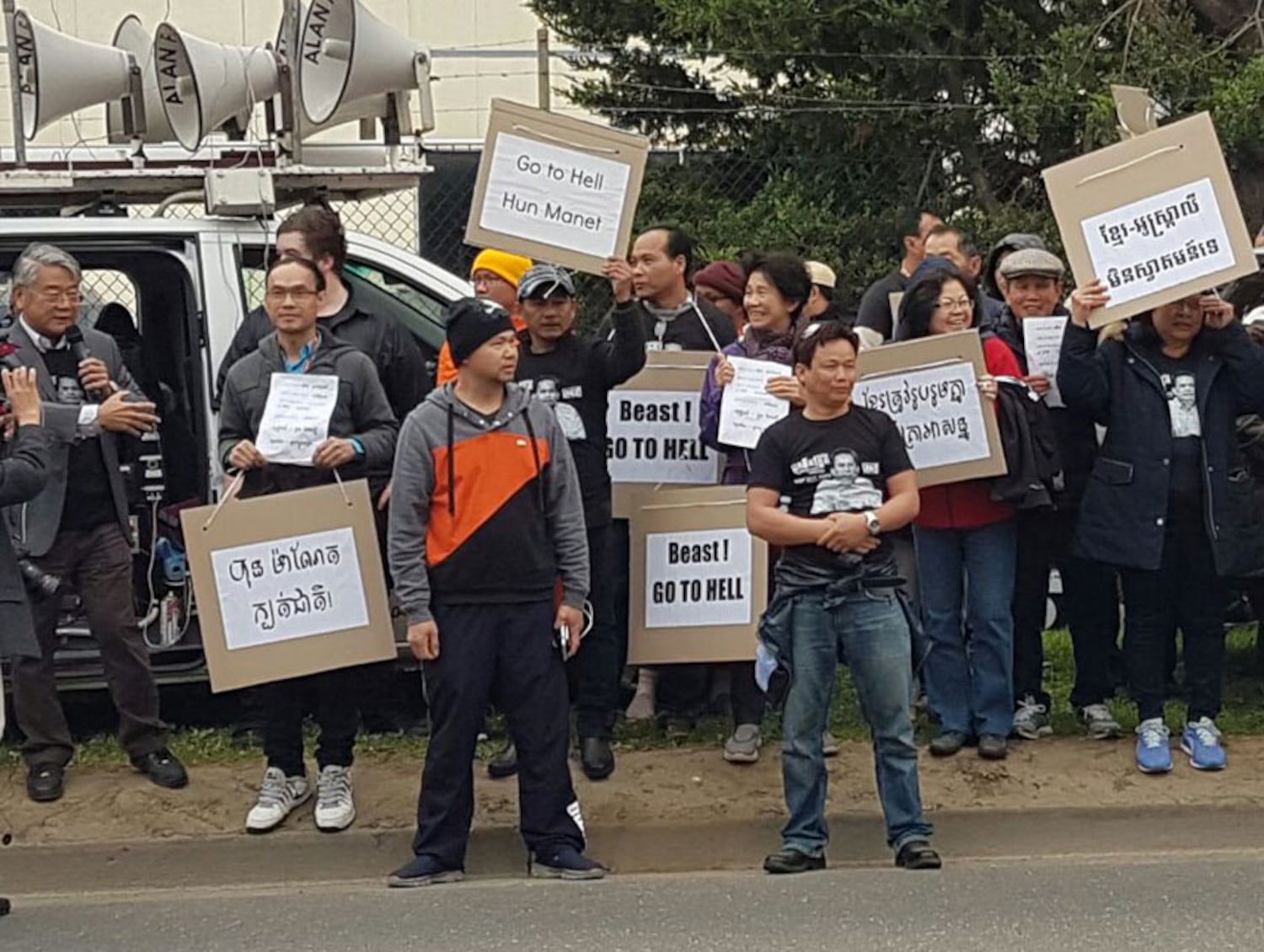 ពលរដ្ឋ​ខ្មែរ​រស់​នៅ​អូស្ត្រាលី​តវ៉ា​ប្រឆាំង​​វត្តមាន​លោក ហ៊ុន ម៉ាណែត នា​ទីក្រុង​ម៉ែលប៊ន (Melbourne) ប្រទេស​អូស្ត្រាលី នៅ​ថ្ងៃ​ទី​៧ ខែ​តុលា ឆ្នាំ​២០១៦។