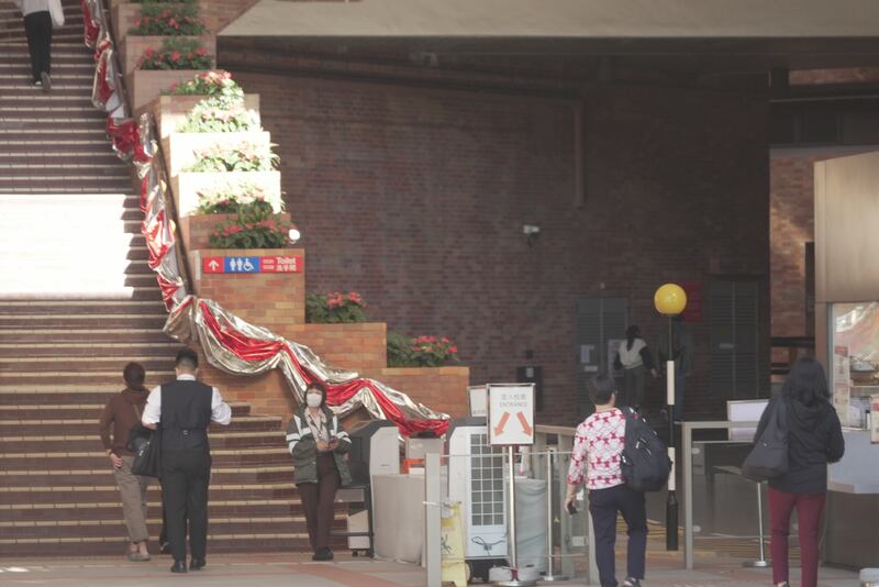 理大增設閘門等保安措施，令開放式校園變成「半封閉式」。（衛斯攝）