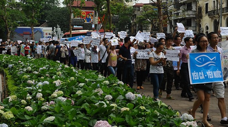 Người dân Hà Nội biểu tình chống tập đoàn Đài Loan Formosa vào ngày 01 tháng 5 năm 2016. AFP PHOTO