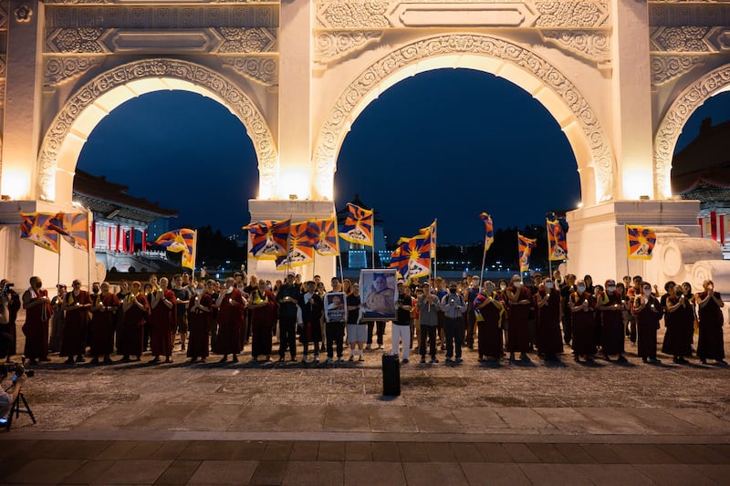རྒྱ་ནག་གི་བཙན་འོག་ཏུ་ཡོད་པའི་མི་རིགས་ཁག་གིས་ཆིག་སྒྲིལ་ངང་རྒྱ་ནག་ལ་ཁ་གཏད་གཅོག་རྒྱུ་བརྗོད་པ།