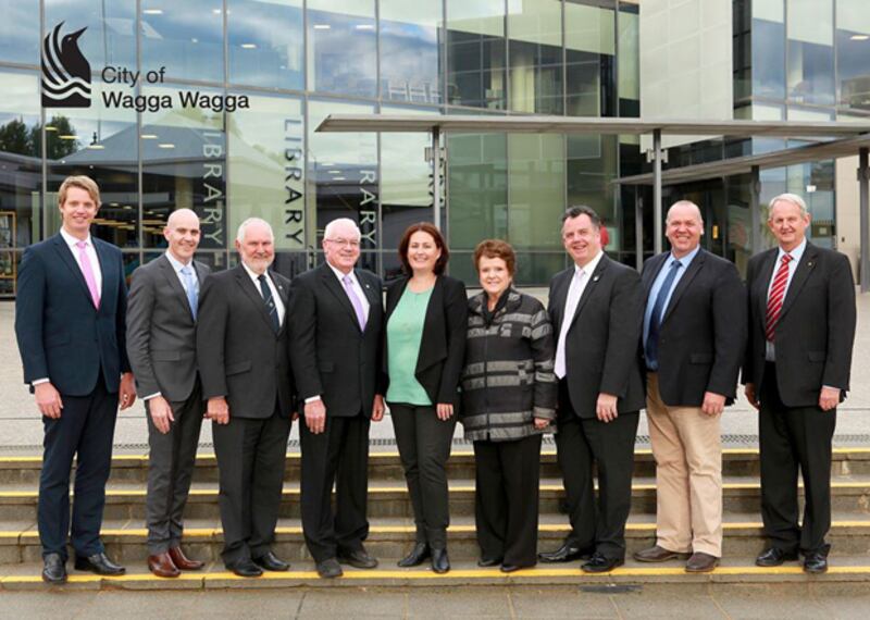 澳大利亞沃加沃加市議員於22日上演反轉,撤銷早前的取消與昆明友城的決定。右二為唯一投票反對撤銷動議的市議員芬內爾(Paul Funnell)。(沃加沃加市政府臉書圖片)