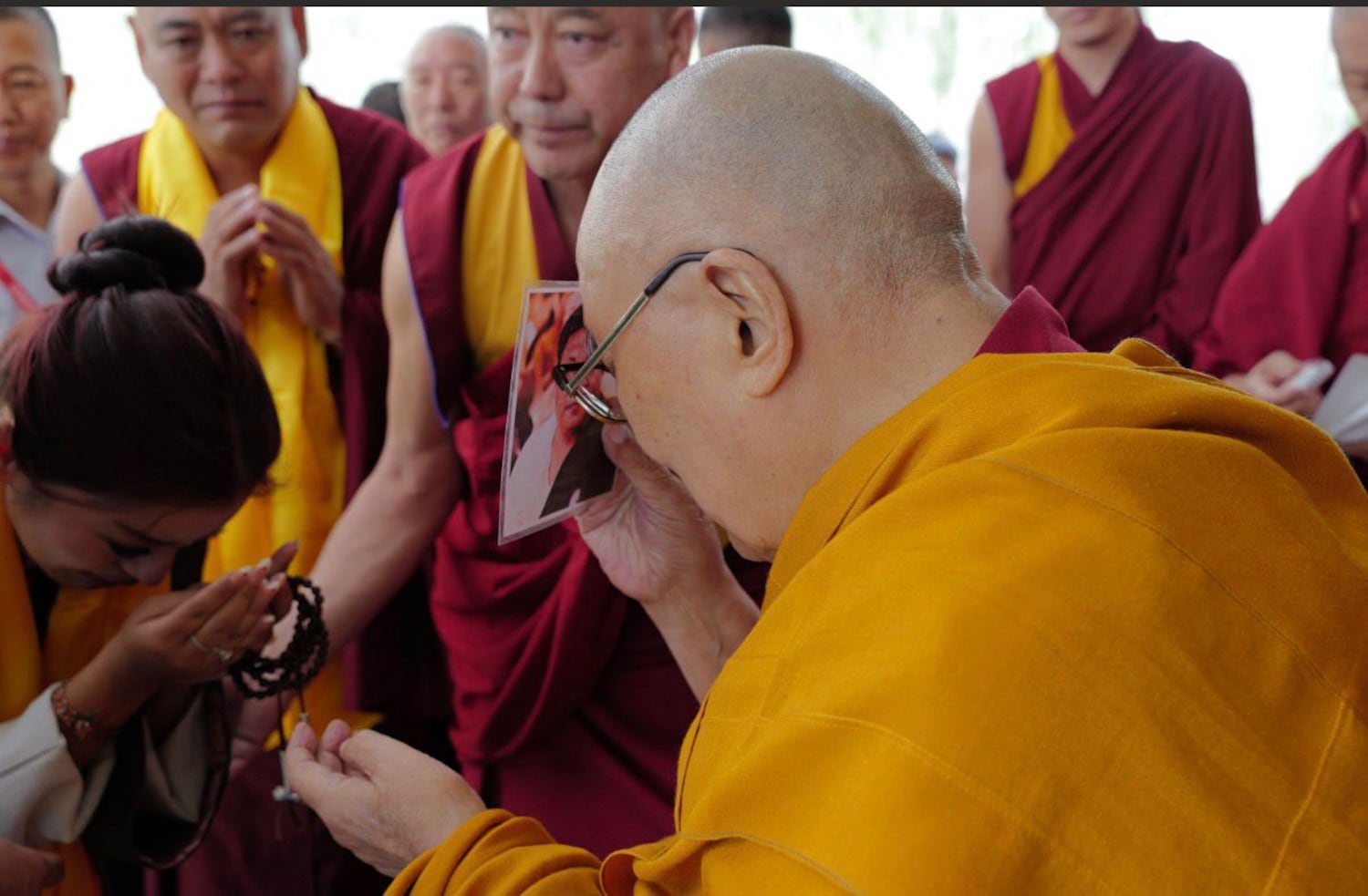 ཞབས་པུས་འཕྲོད་བཞེས་རྗེས་༧གོང་ས་མཆོག་གིས་ལ་དྭགས་སུ་མི་མང་ལ་མང་མཇལ་ཐོག་མར་བསྩལ་འདུག