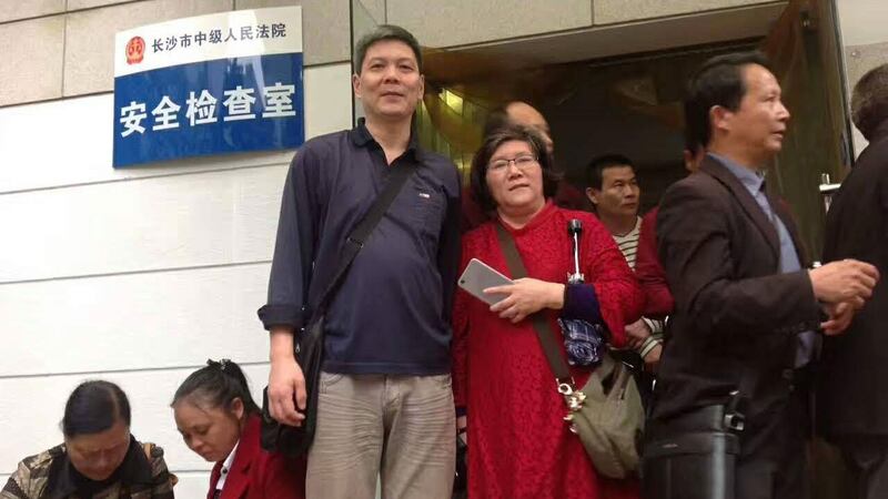 2017年，陈思明（左）和徐秦（右）在湖南长沙法院声援谢阳案开庭，（陈思明独家提供）