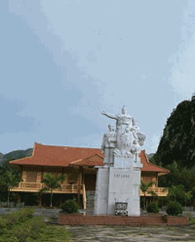 Tượng đài chiến thắng dựng tại Ải Chi Lăng. Photo courtesy of Wikipedia.