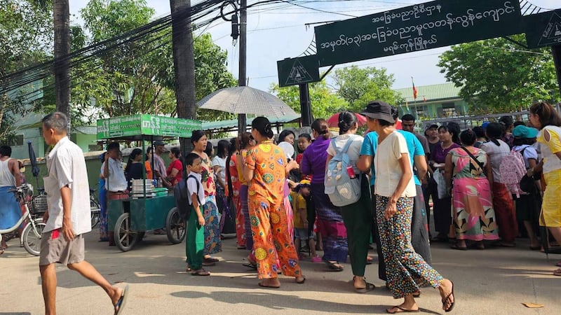 ရန်ကုန်တိုင်း၊ မရမ်းကုန်းမြို့နယ် အ.မ.က (၁၃) တွင် ကျောင်းက ကျောင်းသူ၊ ကျောင်းသားတွေနဲ့ မိဘတွေကို ၂၀၂၃ ခုနှစ် ဇွန် ၁ ရက်နေ့က တွေ့ရစဉ်။ (Photo : RFA)