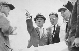 경부고속도로가 7월 7일 개통 40주년을 맞았다. 사진은 경부고속도로 건설 당시 박정희 대통령이 노선을 직접 시찰하는 모습.
