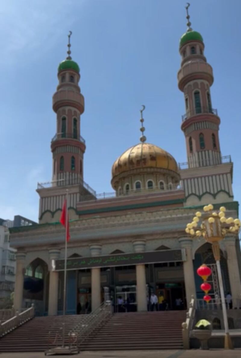 ياڭخاڭ مەسچىتى ئالدىدا چىقىرىلغان قىزىل بايراق. 2024-يىلى ئىيۇن، ئۈرۈمچى.