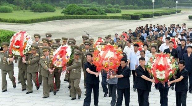 북한 주민들이 조국해방전쟁승리 65 주년을 기념해 대성산혁명열사릉과 신미리애국열사릉, 조국해방전쟁참전렬사묘에 화환을 올리고 있다. 