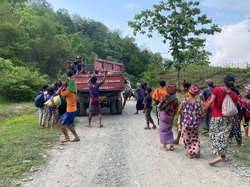 တိုက်ပွဲတွေကြောင့် ချင်းပြည်နယ်၊ ကန်ပက်လက်မြို့နယ်မှာ ထွက်ပြေးနေကြသည့် ဒေသခံပြည်သူတွေကို ၂၀၂၂ ခုနှစ် ဇွန်လ ၁၃ ရက်နေ့မှာ တွေ့ရစဥ် (ဓါတ်ပုံ - ကန်ပက်လက်မြို့ ပြည်သူ့အုပ်ချုပ်ရေးအဖွဲ့)