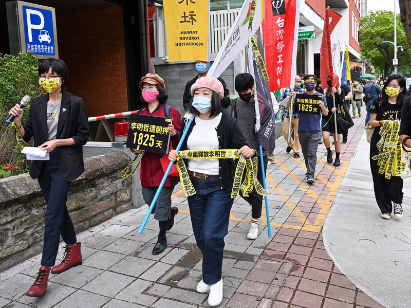 記者會結束後團體在立法院周邊遊行。（鍾廣政 攝）