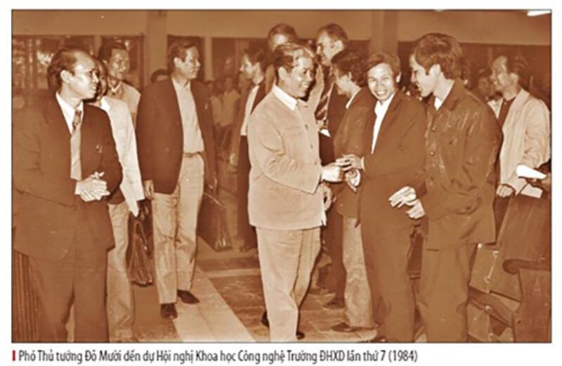 Phó Thủ tướng Đỗ Mười đến dự hội nghị khoa học công nghệ trường Đại học Xây dựng Hà Nội năm 1984
