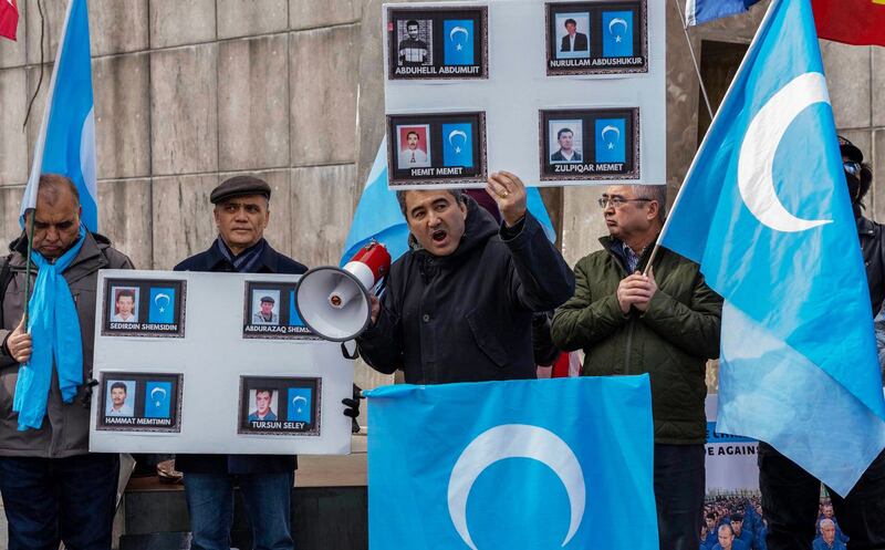 «5-فېۋرال غۇلجا قىرغىنچىلىقى» نى خاتىرىلەش يۈزىسىدىن نيۇ-يورك شەھىرىدىكى بىرلەشكەن دۆلەتلەر تەشكىلاتى باش شتابى ئالدىدا ئۆتكۈزۈلگەن نامايىشتىن كۆرۈنۈش. 2023-يىلى 5-فېۋرال.