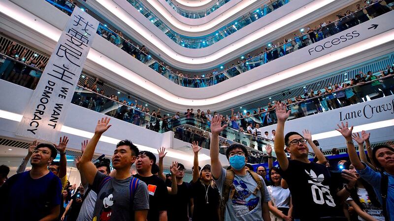2019年9月12日,示威者在香港时代广场购物中心高唱《愿荣光归香港》。(美联社)