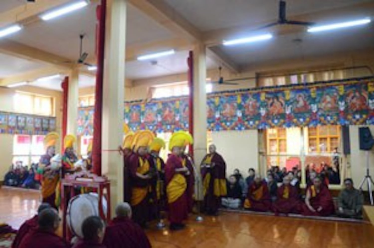 图片：达兰萨拉僧俗藏人在藏历新年初一为境内受难同胞举行祈福会。（记者丹珍拍摄）