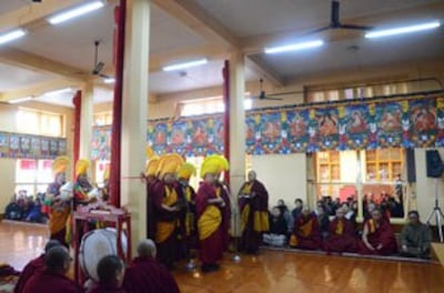 图片:达兰萨拉僧俗藏人在藏历新年初一为境内受难同胞举行祈福会。(记者丹珍拍摄)