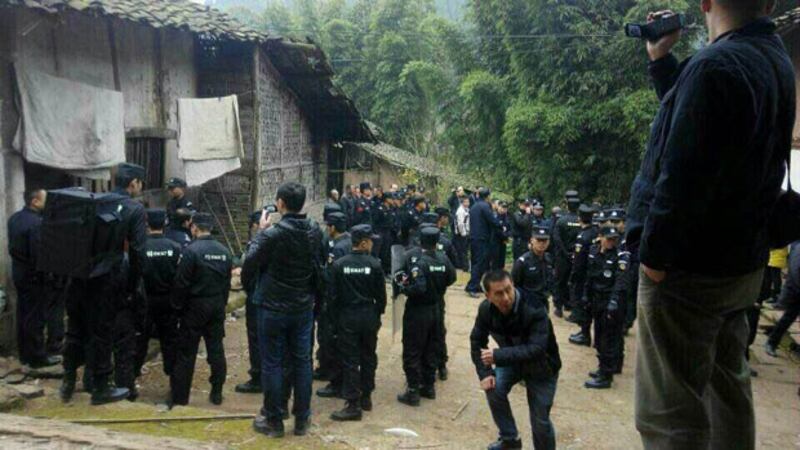 2015年3月20日，大批警察在趙子河村內鎮壓及拘捕反對興建水庫的村民。（相片由目擊者提供）