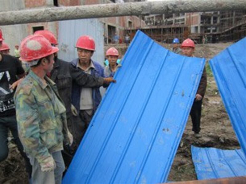 图片： 施工人员殴打村民后，继续进行强拆。 （中国茉莉花革命网）