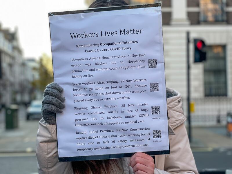 中國留學生安娜手持寫有「工人的命也是命」（Workers Lives Matter）的英文海報參與抗議。（呂熙攝）