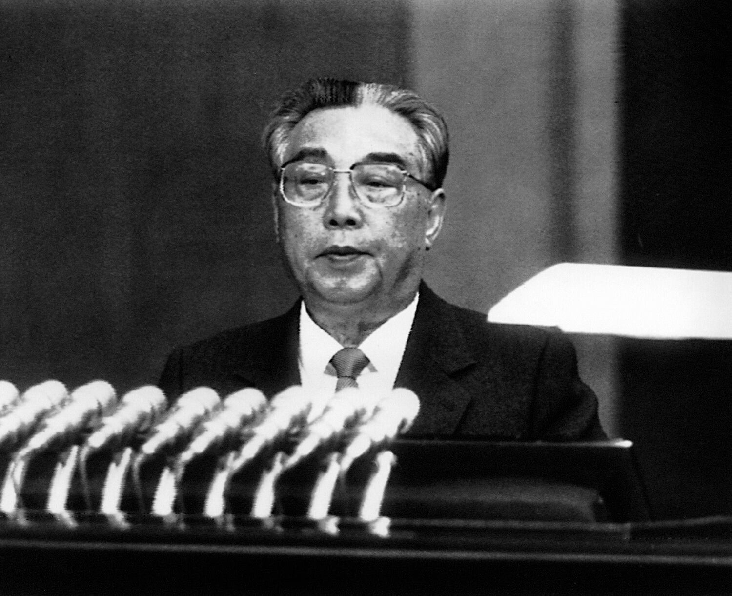 1990년 김일성이 최고인민회의에서 연설하는 모습.