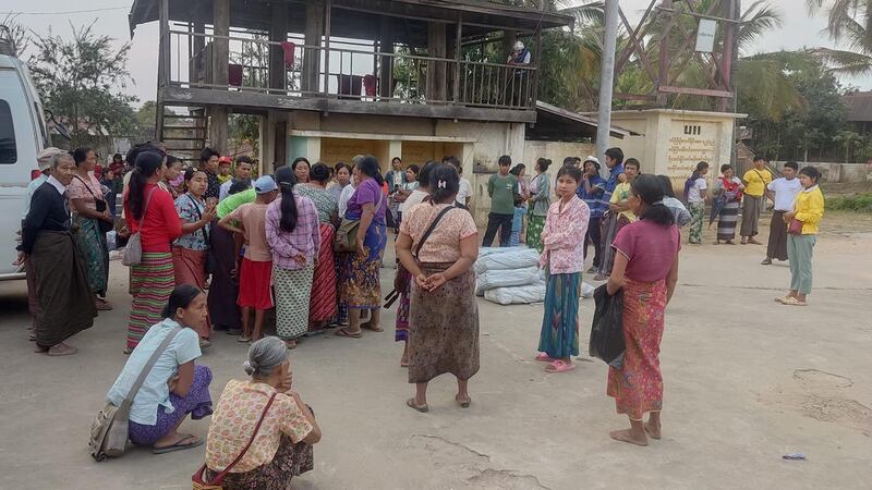 မံစီမြို့နယ် စစ်ဘေးဒုက္ခသည်များအား ၂၀၂၄ ခုနှစ်၊ ဖေဖော်ဝါရီ ၂၃ ရက်က တွေ့ရစဥ်။ (ဓာတ်ပုံ - သုညသုခ ပရဟိတ လူငယ်အသင်း)