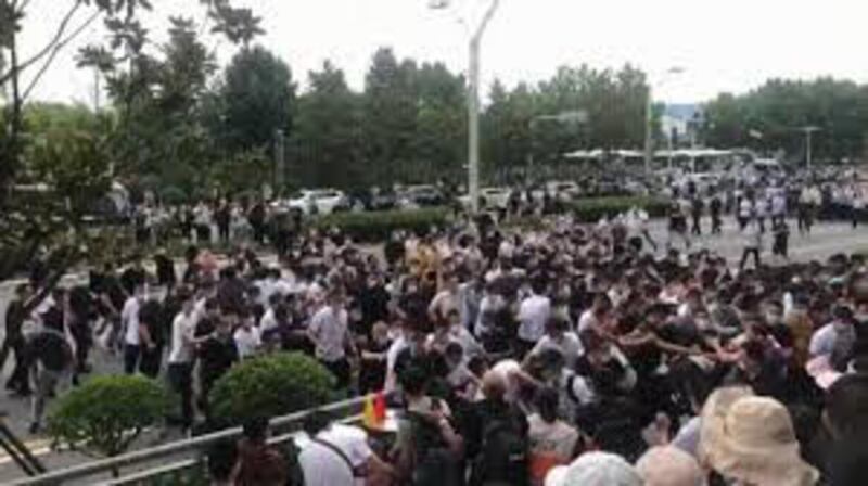 「白衣人」突衝入示威人群施襲，爆發流血衝突。（「河南村鎮銀行維權」推特）