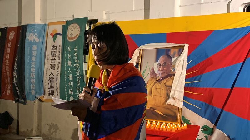 时代力量党立委王婉谕出席十日在台北自由广场举行西藏三一零抗暴六十四周年烛光祈愿晚会。（记者夏小华摄）