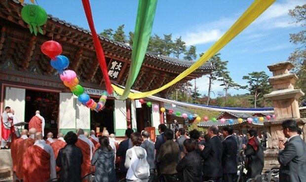 대한불교조계종과 조선불교도연맹(조불련)이 2015년 10월 15일 금강산 신계사 대웅보전 앞에서 낙성 8주년 기념 조국통일 기원 남북 불교도 합동법회를 봉행하고 있다.